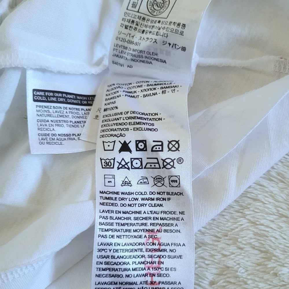 Levi's Tree🌳 Print Graphic Tee👕 - NWT
